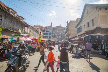 Antananarivo, Madagaskar. 06.01.2023. Geleneksel olarak başkent Madagaskar, Antananarivo 'da Zoma' nın en büyük pazarı. İnsanlar meyve, sebze ve kurutulmuş balık satıyor..