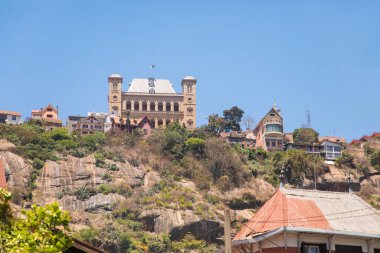 Antananarivo, Madagaskar. 06.10. 2023 başkent Madagaskar. Güneşli bir günde sokakta bir sürü insan olur. İnsanlar yemek satar, ev eşyaları kendi işlerine bakar. Antananarivo 'nun mimarisi. Günlük hayat.