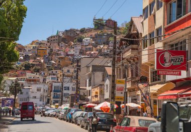 Antananarivo, Madagaskar. 06.10. 2023 başkent Madagaskar. Güneşli bir günde sokakta bir sürü insan olur. İnsanlar yemek satar, ev eşyaları kendi işlerine bakar. Gündelik hayat. Sokaklarda market tezgahları var.