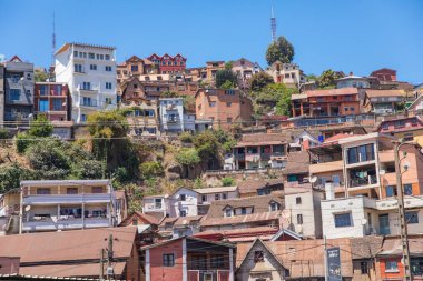Antananarivo, Madagaskar. 06.10. 2023 başkent Madagaskar. Bir sürü insan güneşli ve güneşli bir günde. Mimari Antananarivo. Hafta içi başkentin merkezi. Tepelerde, evlerin arasında, jakarandalar çiçek açıyor.