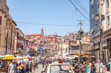 Antananarivo, Madagaskar. 06.10. 2023 başkent Madagaskar. Bir sürü insan güneşli ve güneşli bir günde. Mimari Antananarivo. Hafta içi başkentin merkezi. Tepelerde, evlerin arasında, jakarandalar çiçek açıyor.