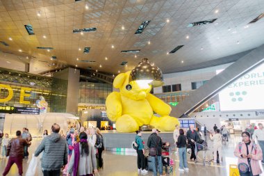 Doha, Katar 31 Ocak 23. Hamad Uluslararası Havaalanı, URS Fischer 'dan Lamba sarısı Ayı. Fifa Dünya Kupası başkenti 2022.