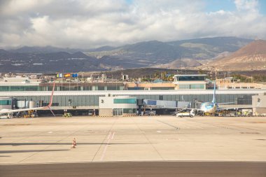 Reina Sofia Havaalanı, Tenerife, İspanya 12. 11.2024. Güney Reina Sofia Tenerife 'deki terminal binası. Uçaklar pistte duruyor.