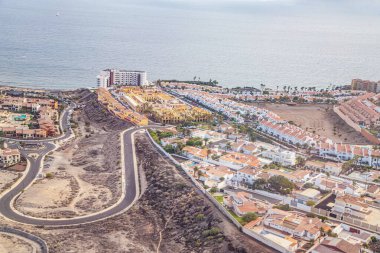 Tenerife, İspanya 12. 11.2024 Puerto de la cruz ve lagos de martianes havuzları. Gün boyunca Tenerife sahilinin kuş bakışı görüntüsü