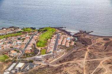 Tenerife, İspanya 12. 11.2024 Puerto de la cruz ve lagos de martianes havuzları. Gün boyunca Tenerife sahilinin kuş bakışı görüntüsü