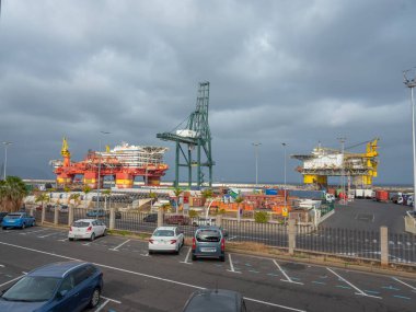 Tenerife, Kanarya Adaları, İspanya 19.04 2022. İspanya 'nın Tenerife adasındaki liman. Uzun, güçlü vinçler kullanıma hazır.