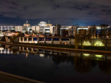 Berlin, Almanya. 01 Ocak 2021 yılbaşı gecesi Berlin 'de aydınlanma. İnsansız sokaklar, dünya çapında bir salgın.