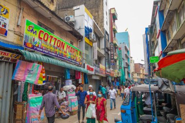 Colombo, Sri Lanka 03.02.2023, Colombo Merkezi. Eski evler, dükkanlar ve sokaktaki insanlar. Renkli depolama isim işaretleri