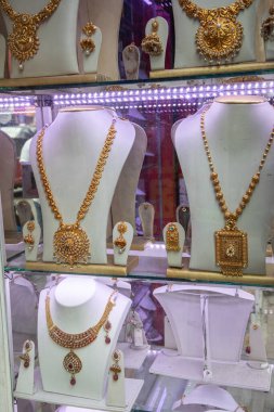 Colombo, Sri lanka 03.02.2023. Gelin için geleneksel Sri Lanka mücevherleri. Altın kaplama küpeler, kolyeler, kolyeler, kolyeler ve bilezikler açılış tekniği kullanılarak yapıldı.