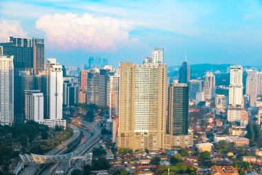 Kuala Lumpur, Malezya. 07.08.2024 şehir ufuk çizgisi günbatımında, Malezya. Büyük modern gökdelenleri olan Asya şehri