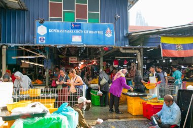 Kuala Lumpur, Malezya. 07.08.2024 Geleneksel Malezya caddeleri alışveriş merkezleri, yerel halk ve şehir merkezinin yakınlarından geçen turistler