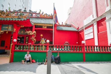 Kuala Lumpur, Malezya 07.08.2024. Thambipillay Sokağı Brickfields, Kuala Lumpur, Malezya 'daki Çin usulü Sam Kow Tong Tapınağı. Pagoda şekilli çatısı olan parlak kırmızı bir bina.