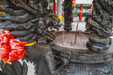 Kuala Lumpur, Malezya. 07.08.2024 en büyük Budist tapınağı Thean Hou, Kuala Lumpur. Çince süslenmiş ön cephe ve gri taş figürler