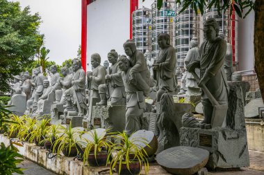 Kuala Lumpur, Malezya. 07.08.2024 en büyük Budist tapınağı Thean Hou, Kuala Lumpur. Çince süslenmiş ön cephe ve gri taş figürler
