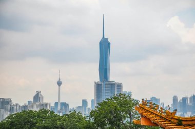 Kuala Lumpur, Malezya. 07.08.2024 en büyük Budist tapınağı Thean Hou, Kuala Lumpur. Çince süslenmiş ön cephe ve gri taş figürler