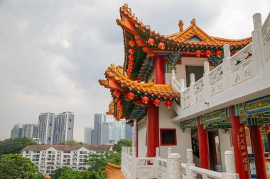 Kuala Lumpur, Malezya. 07.08.2024 en büyük Budist tapınağı Thean Hou, Kuala Lumpur. Çince süslenmiş ön cephe ve gri taş figürler