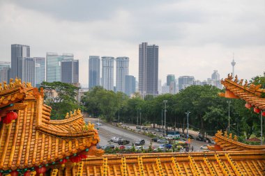 Kuala Lumpur, Malezya. 07.08.2024 en büyük Budist tapınağı Thean Hou, Kuala Lumpur. Çince süslenmiş ön cephe ve gri taş figürler