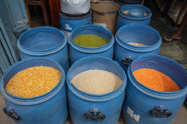 Sri Lanka 'daki yerel pazarda düzgünce düzenlenmiş çeşitli tropikal sebzeler. farklı mısır gevreği türleri