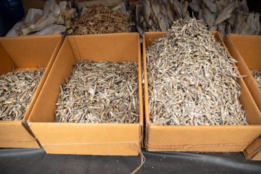 Sri Lanka 'daki yerel pazarda düzgünce düzenlenmiş çeşitli tropikal sebzeler. Kurutulmuş tuzlu balık