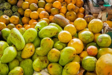 Sri Lanka yeşil meyveleri, limonlar, mangolar ve guava yığını bir sebze pazarının tezgahında satılıyordu.