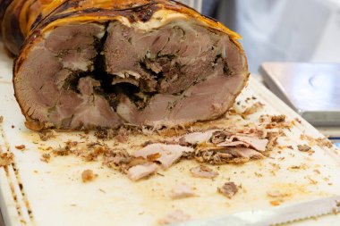 Büyük bir somun taze çiftlik jambonu ve sosis satışa hazır ve parça parça kesilmiş.