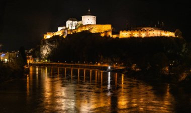 Kufstein, Avusturya 26.10.2022 eski Avusturya sınır kasabası. Gece sokakları, dağların tepesinde küçük beyaz bir kale