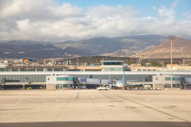Reina Sofia Havaalanı, Tenerife, İspanya 12. 11.2024. Güney Reina Sofia Tenerife 'deki terminal binası. Uçaklar pistte duruyor.