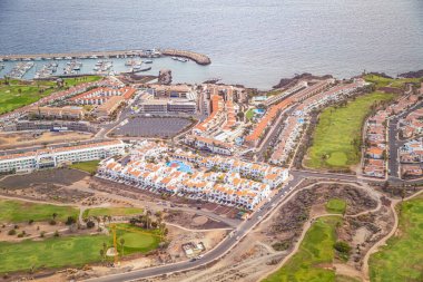 Tenerife, İspanya 12. 11.2024 Puerto de la cruz ve lagos de martianes havuzları. Gün boyunca Tenerife sahilinin kuş bakışı görüntüsü