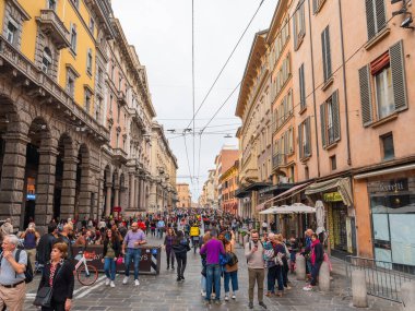Bolonya, İtalya. 01.11. İtalya 'nın Bologna şehrinin 2022 Manzarası. Evlerin cepheleri parlak terracotta gölgeleri, merkez meydandaki yüksek kuleler, Neptün 'ün bir çeşme heykeli.