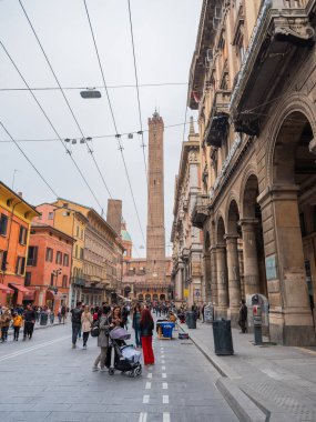 Bolonya, İtalya. 01.11. İtalya 'nın Bologna şehrinin 2022 Manzarası. Evlerin cepheleri parlak terracotta gölgeleri, merkez meydandaki yüksek kuleler, Neptün 'ün bir çeşme heykeli.