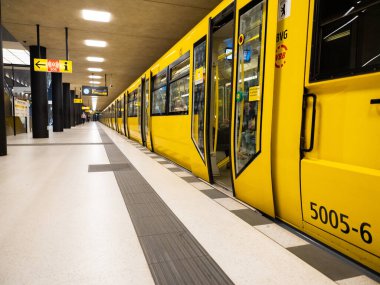 Berlin, Almanya 24.04.2021.Berlin metro istasyonları ve sarı yolcu vagonları. Berlin ulaşımı başkentin merkezinde.