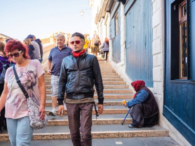 Venedik, İtalya. 28.10 dolar. 2022 yılı. İtalya, Venedik 'te Rialto Köprüsü ve gondolcularıyla Büyük Kanal manzarası. Venedik 'teki Grand Canal' da Rialto Köprüsü ve gondollu manzara