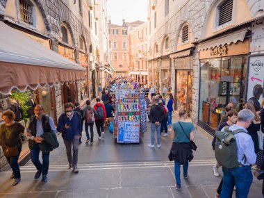 Venedik, İtalya. 28.10 dolar. 2022 yılı. İtalya, Venedik 'te Rialto Köprüsü ve gondolcularıyla Büyük Kanal manzarası. Venedik 'teki Grand Canal' da Rialto Köprüsü ve gondollu manzara