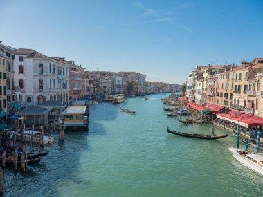 Venedik, İtalya. 28.10 dolar. 2022 yılı. İtalya, Venedik 'te Rialto Köprüsü ve gondolcularıyla Büyük Kanal manzarası. Venedik 'teki Grand Canal' da Rialto Köprüsü ve gondollu manzara