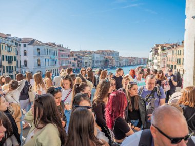 Venedik, İtalya. 28.10 dolar. 2022 yılı. İtalya, Venedik 'te Rialto Köprüsü ve gondolcularıyla Büyük Kanal manzarası. Venedik 'teki Grand Canal' da Rialto Köprüsü ve gondollu manzara