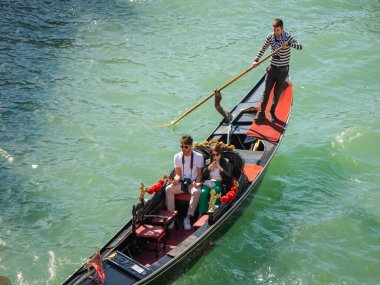 Venedik, İtalya. 28.10 dolar. 2022 yılı. İtalya, Venedik 'te Rialto Köprüsü ve gondolcularıyla Büyük Kanal manzarası. Venedik 'teki Grand Canal' da Rialto Köprüsü ve gondollu manzara