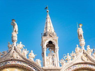 Venedik, İtalya. 28.10 dolar. 2022 yılı. İtalya, Venedik 'te Rialto Köprüsü ve gondolcularıyla Büyük Kanal manzarası. Venedik 'teki Grand Canal' da Rialto Köprüsü ve gondollu manzara