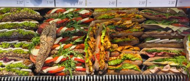 Pazar vitrininde balık, kabuklu deniz ürünleri ve süslerin yer aldığı renkli deniz ürünleri..