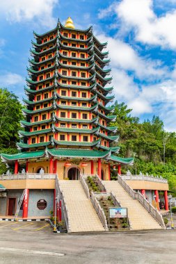 Kota Kinabalu, Sabah, Malezya. 11.08.2024 Modern geleneksel Çin tapınağı mavi gökyüzü arka planı