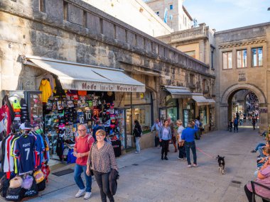 San Marino Cumhuriyeti. Dağdaki 31.10.2022 antik kale. Dar sokaklar turist, restoran ve hediyelik eşya dükkanlarıyla dolu. Aşağıda gün batımında güzel bir dağ manzarası var.