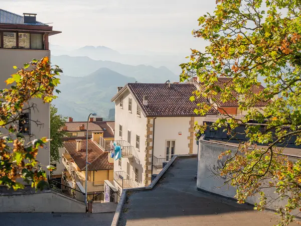 San Marino Cumhuriyeti. Dağdaki 31.10.2022 antik kale. Dar sokaklar turist, restoran ve hediyelik eşya dükkanlarıyla dolu. Aşağıda gün batımında güzel bir dağ manzarası var.