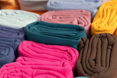 Yuvarlak kumaş tekstil renkleri düzenli olarak düzenlenir, zengin dokularını vurgular ve görsel çekiciliğe davet edilir..