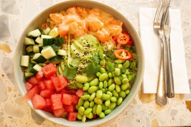 Çeşitli sebzeler, deniz ürünleri ve malzemelerle dolu taze bir kase, besleyici bir yemek için canlı renkler ve sağlıklı malzemeler sergileniyor..