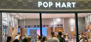 Berlin, Almanya, 30 Haziran 2025. Bir labubu oyuncağı almak için marketin pop marketinde kuyruğa girin. Yeni oyuncak koleksiyonu olan bir mağaza penceresi. Labubu Koleksiyonlarını Seçen Müşteriler