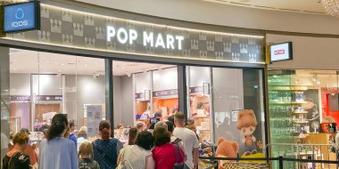 Berlin, Almanya, 30 Haziran 2025. Bir labubu oyuncağı almak için marketin pop marketinde kuyruğa girin. Yeni oyuncak koleksiyonu olan bir mağaza penceresi. Labubu Koleksiyonlarını Seçen Müşteriler