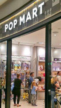 Berlin, Almanya, 30 Haziran 2025. Bir labubu oyuncağı almak için marketin pop marketinde kuyruğa girin. Yeni oyuncak koleksiyonu olan bir mağaza penceresi. Labubu Koleksiyonlarını Seçen Müşteriler