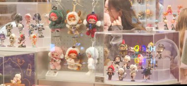 Berlin, Almanya, 30 Haziran 2025. Bir labubu oyuncağı almak için marketin pop marketinde kuyruğa girin. Yeni oyuncak koleksiyonu olan bir mağaza penceresi. Labubu Koleksiyonlarını Seçen Müşteriler