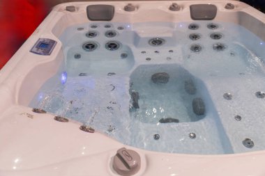 Çağdaş jakuzide kaynayan su ve yanan fıskiyeler rahatlama ve refah için sakin bir atmosfer yaratıyor..