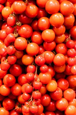 Canlı kırmızı domatesler bir araya gelerek parlak yüzeylerini ve doğal dokularını vurgulayarak yeni bir piyasa ortamı yaratıyor..