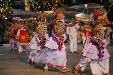 Colombo, Sri Lanka. 06 Şubat 2023. Ulusal kostümlü filler ve dansçıların katıldığı büyük bir karnaval geçidi.